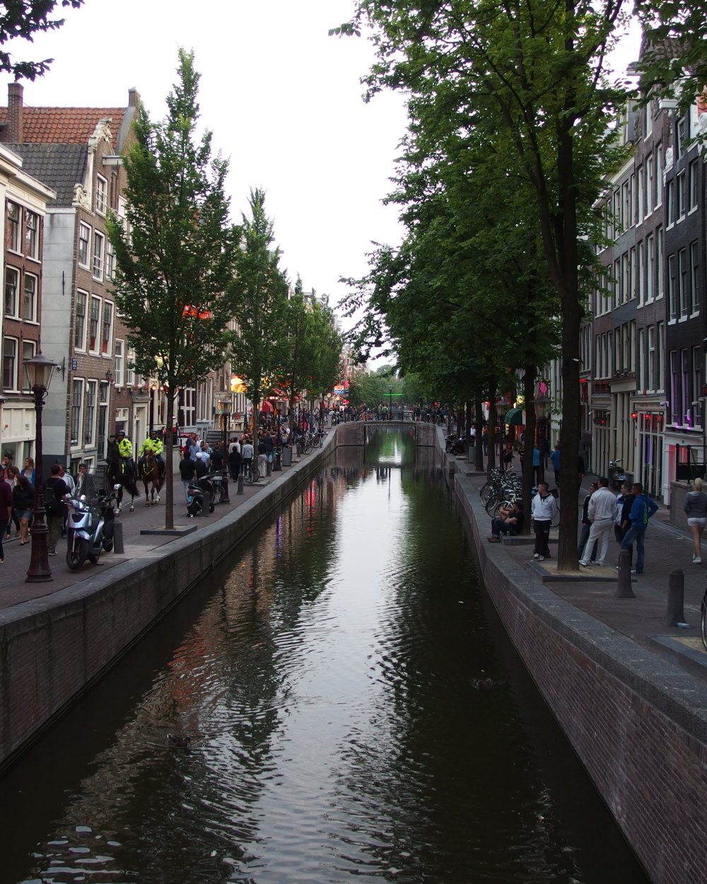 De Wallen overdag, met de gracht en rode neonramen