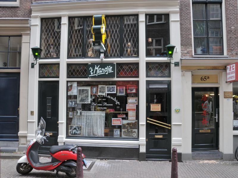 Café 't Mandje aan de Zeedijk